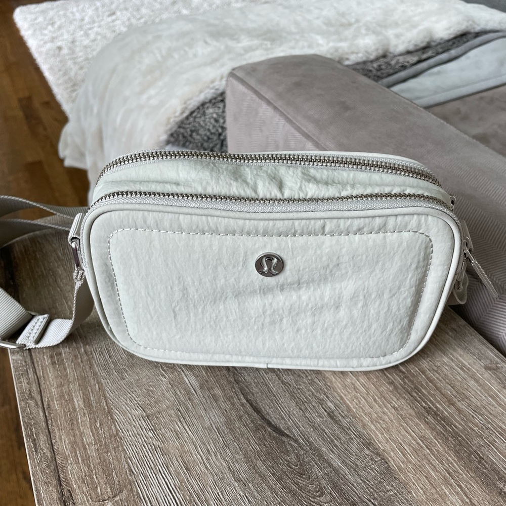 Lululemon crossover purse like new!